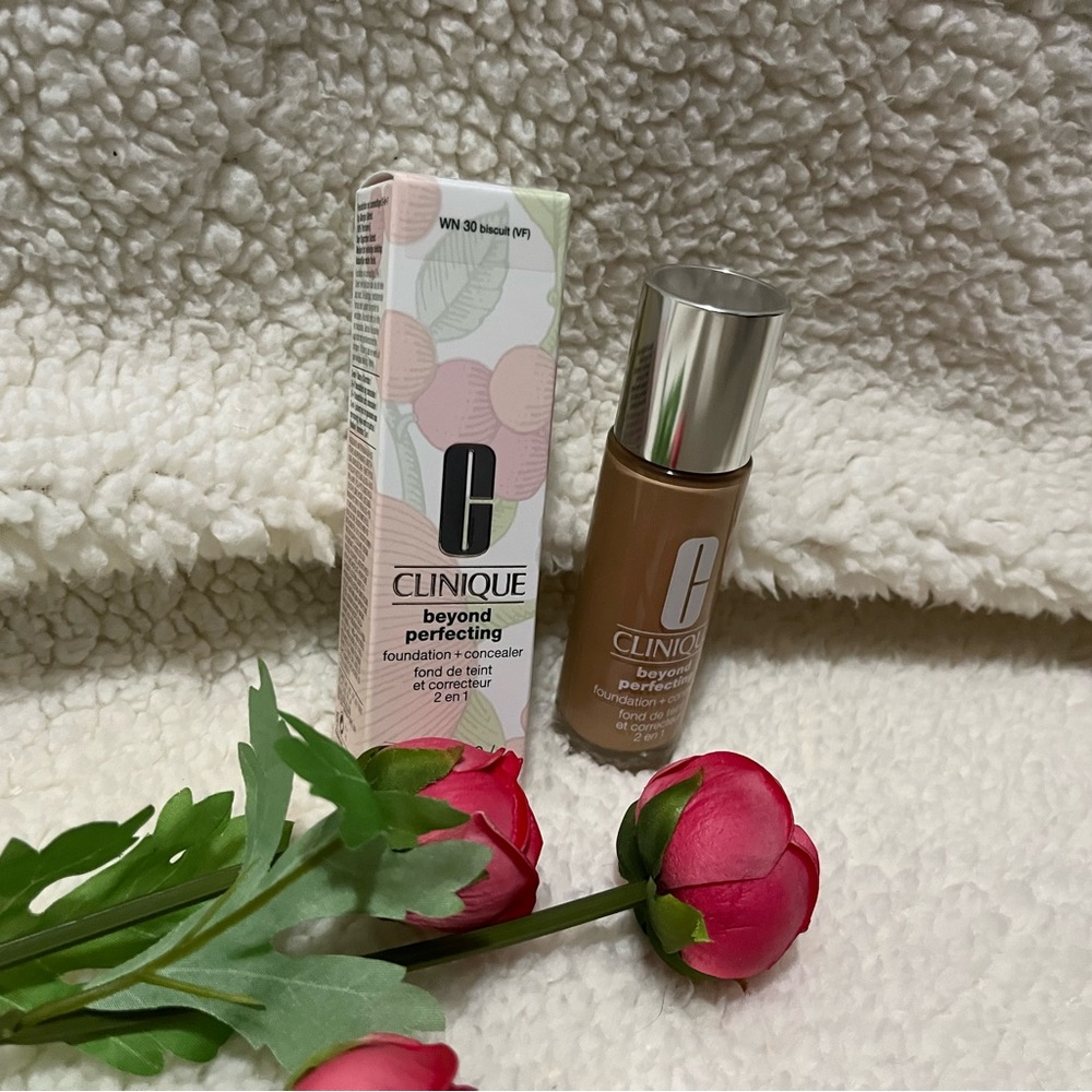 CLINIQUE BEYOND PERFECTING FOUNDATION AND CONCEALER IN #30 BISCUIT NWT!